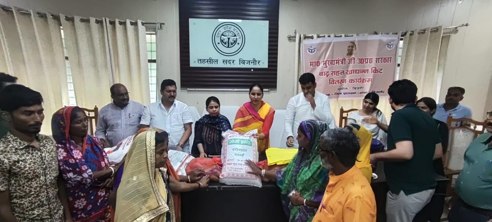 जन प्रतिनिधियों की उपस्थिति में बाढ़ से प्रभावित राहत शिविरों में प्रवास करने वाले लोगों को राशन किट वितरण की गई।