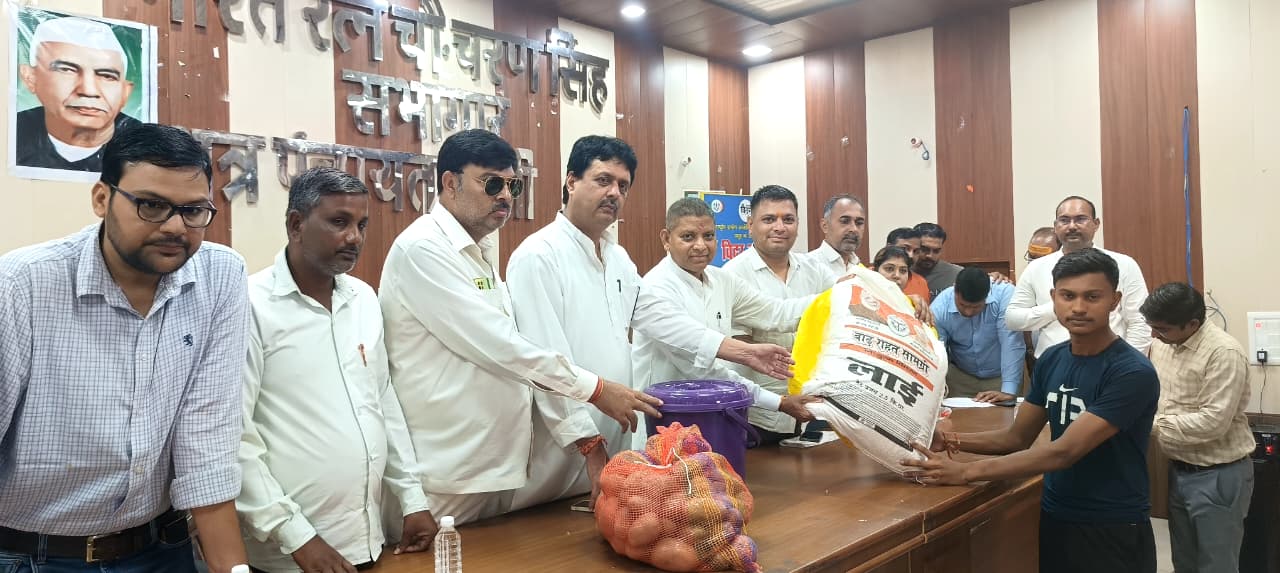 विधायक ओम कुमार द्वारा राशन किट का वितरण किया गया