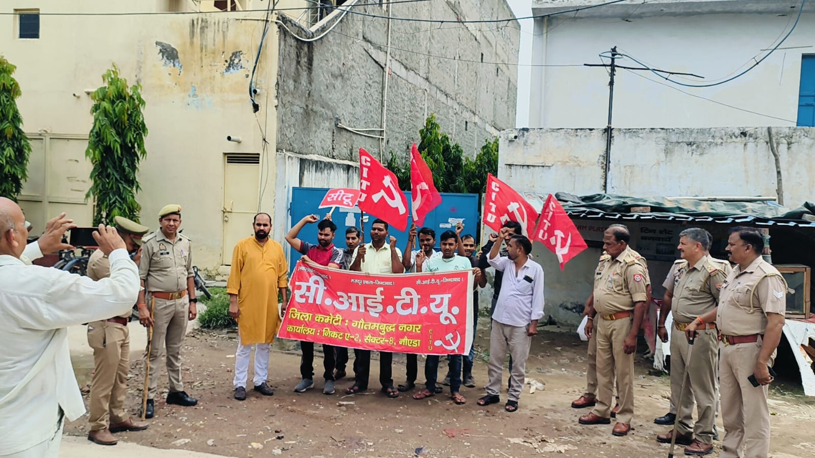 वेतन भुगतान की मांग को लेकर श्याम प्लास्टिक कम्पनी पर सीटू के बैनर तले कर्मचारियों ने किया धरना प्रदर्शन