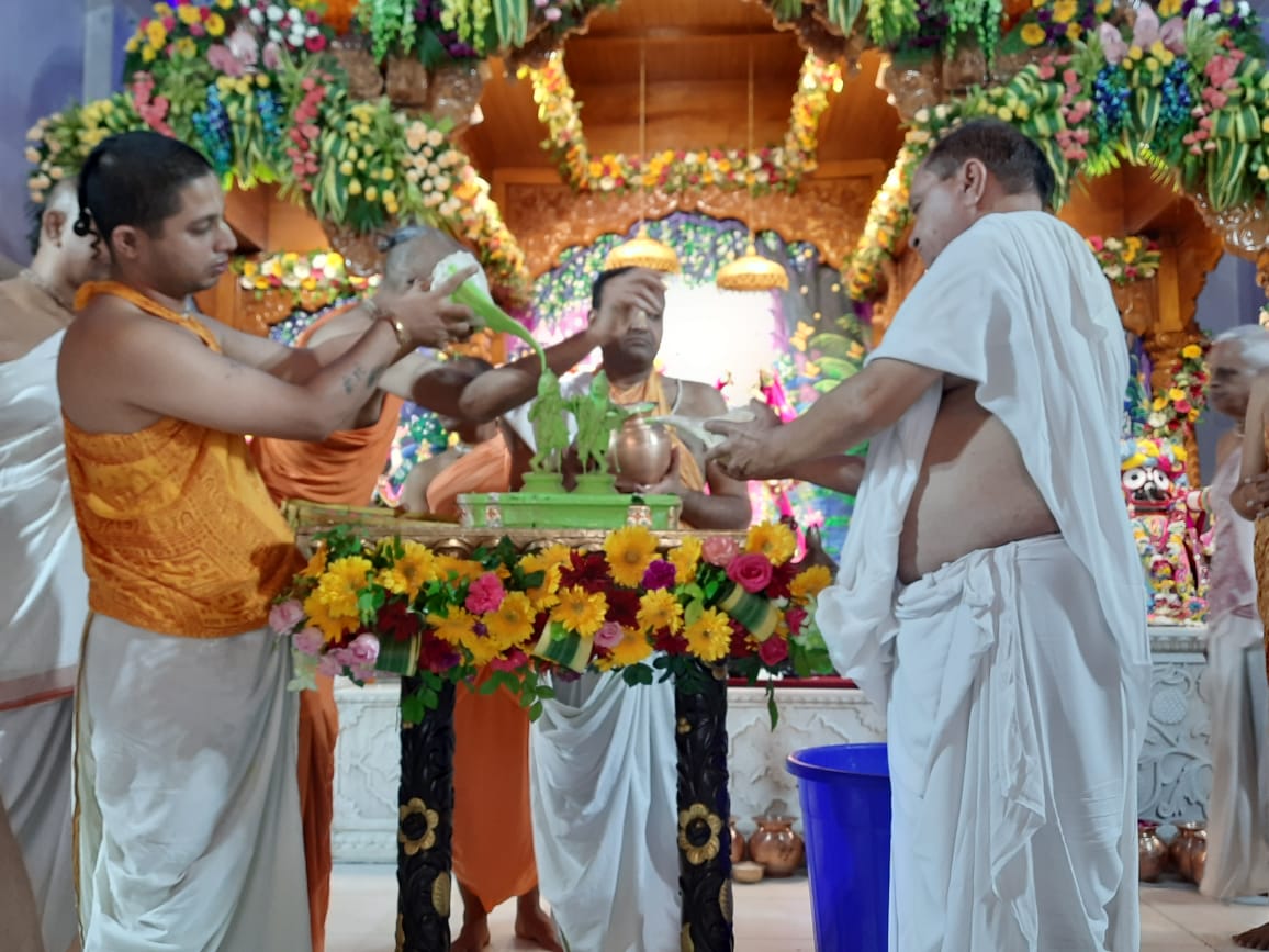 इस्कॉन नोएडा में बहुत धूमधाम से मनाया गया वृन्दावन से बलराम पूर्णिमा महोत्सव