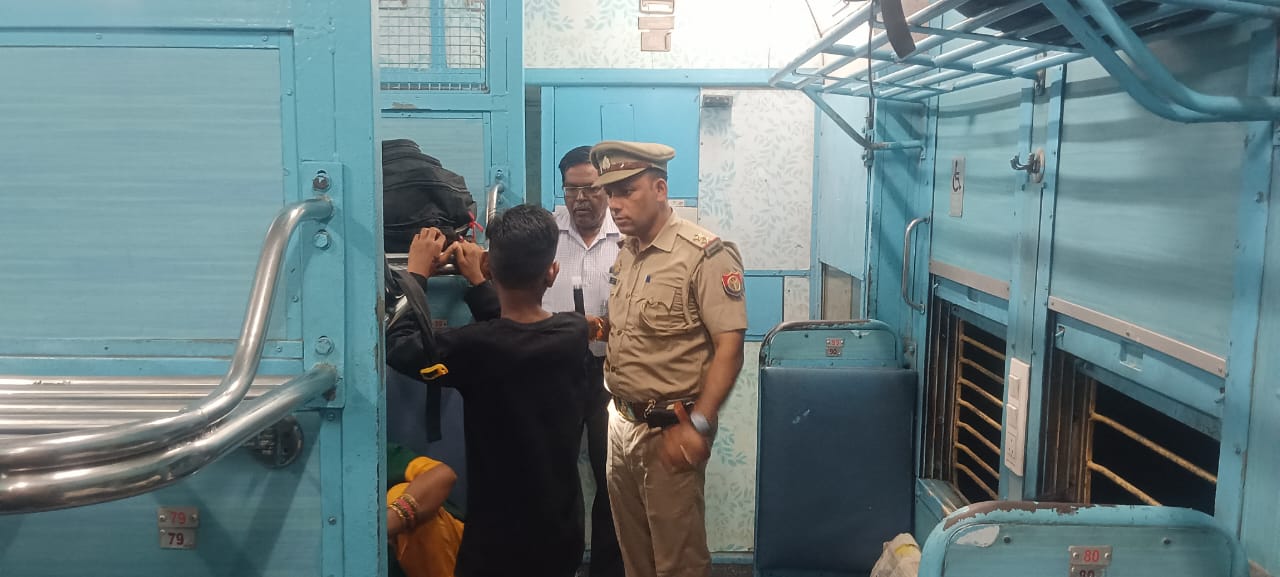 रेल इलेक्ट्रिक इंजन फेल हो जाने के कारण किरतपुर पुलिस ने यात्रियों की की मदद