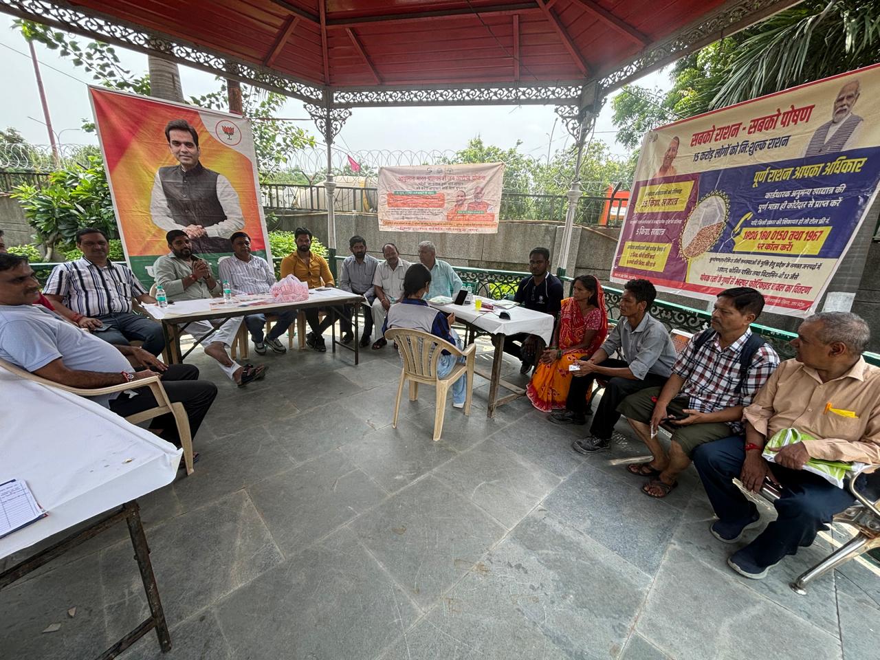 पाकेट 7 में कैम्प लगाकर कर आयुष्मान कार्ड बनाए गये