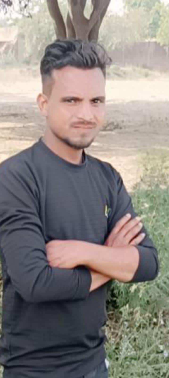 अंजान व्यक्ति समझकर लाठी डंडों से हमला बोल दिया।