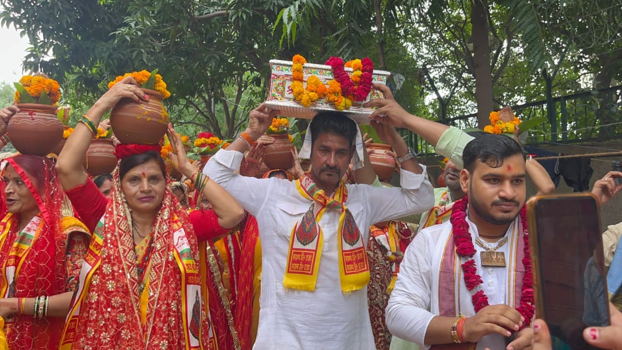 भव्य कलश यात्रा के साथ श्रीमद्भागवत कथा का हुआ श्रीगणेश