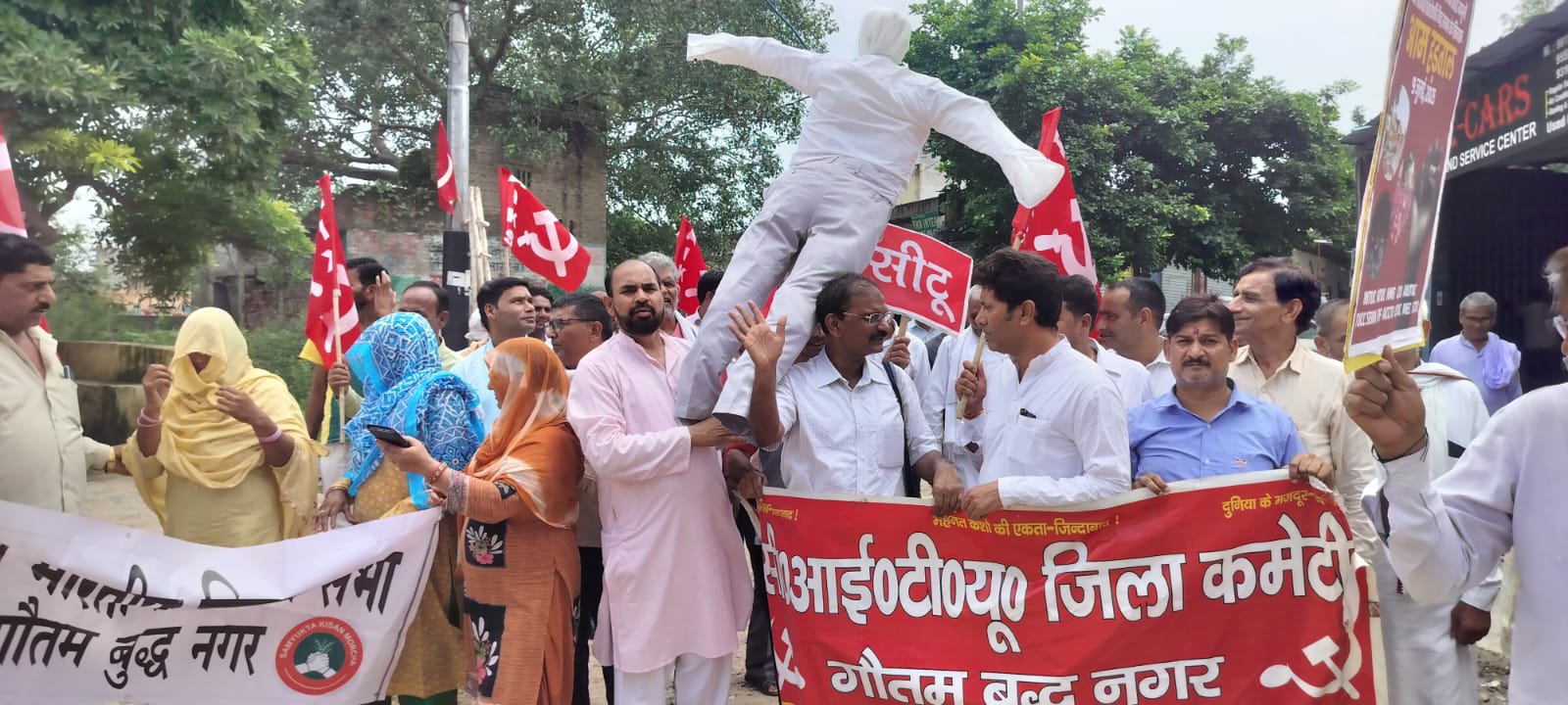 ट्रम्प के टैरिफ लगाने से गुस्साएं सीटू व किसान सभा कार्यकर्ताओं ने अमेरिकी राष्ट्रपति ट्रम्प का फूंका पुतला