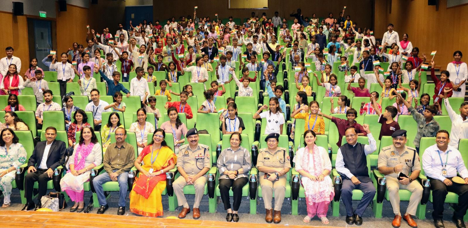 नन्हे परिंदे कार्यक्रम में 200 बच्चों को स्कूल किट पुलिस कमिश्नर द्वारा दिया गया