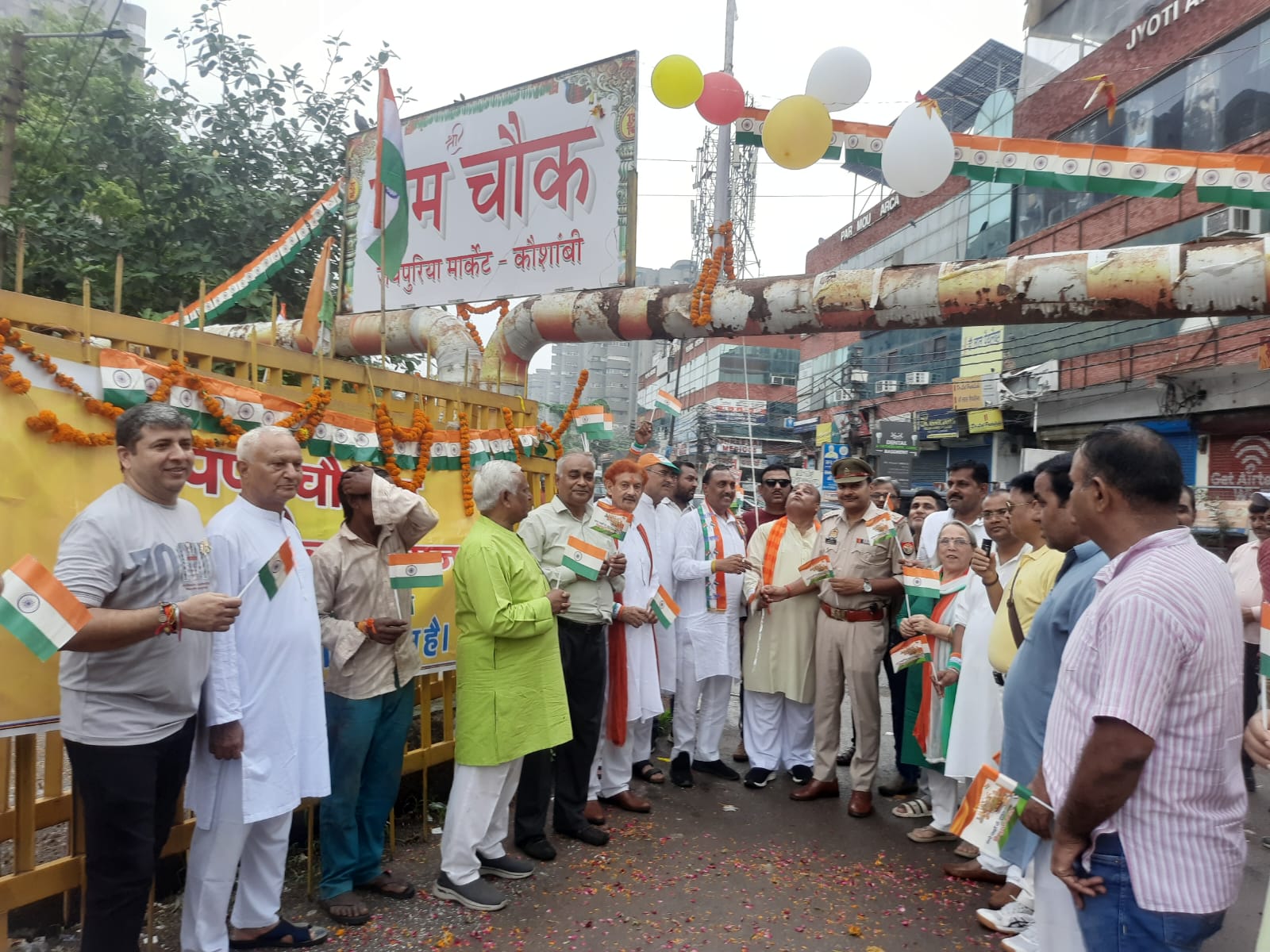 कौशांबी पार्क पप्पू चौपाल पर तिरंगा यात्रा तथा झंडारोहण का अद्भुत नजारा