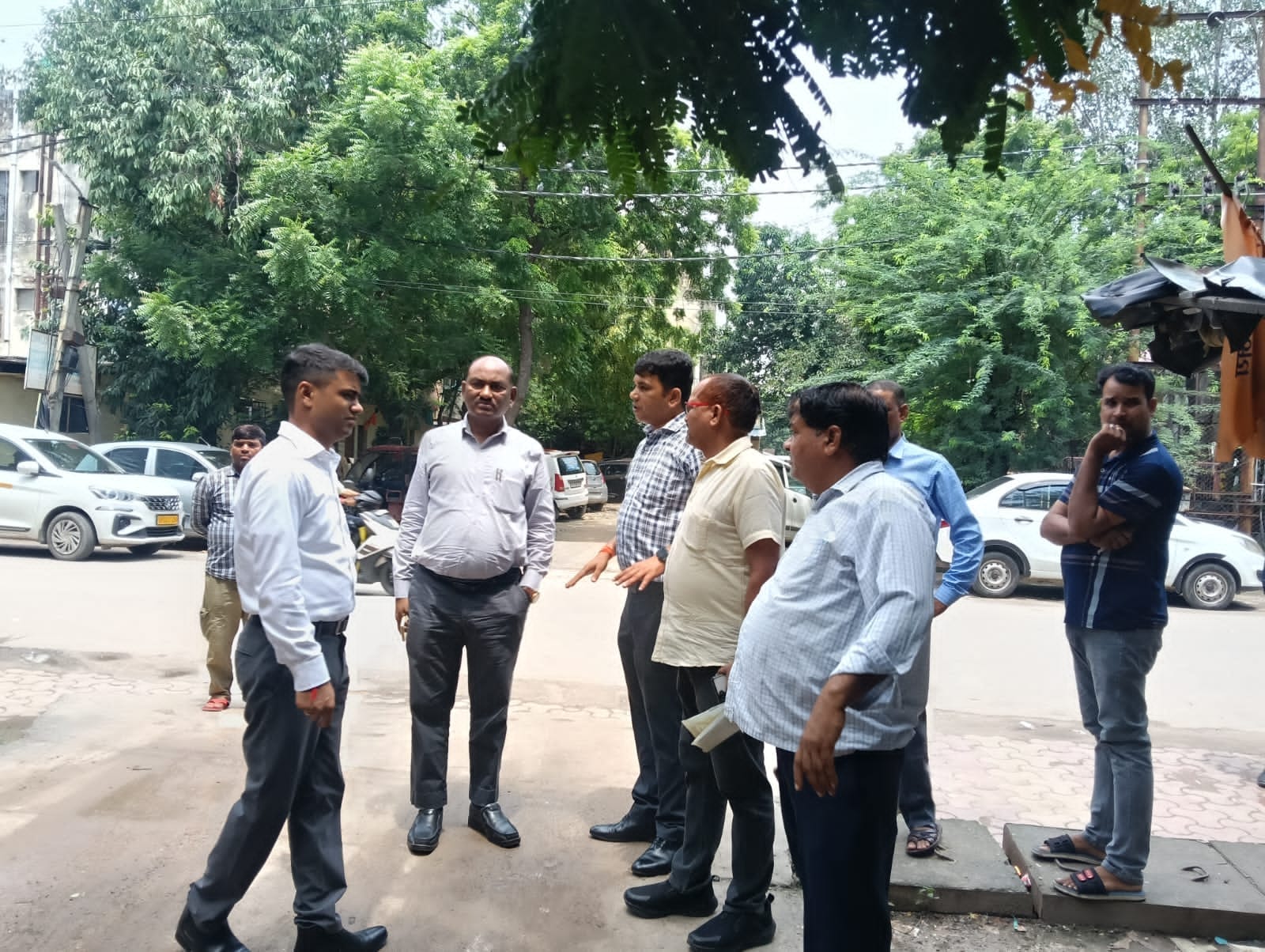 शिव शक्ति अपार्टमेंट की समस्या छपने पर प्राधिकरण के अधिकारी सेक्टर में पहुंचे