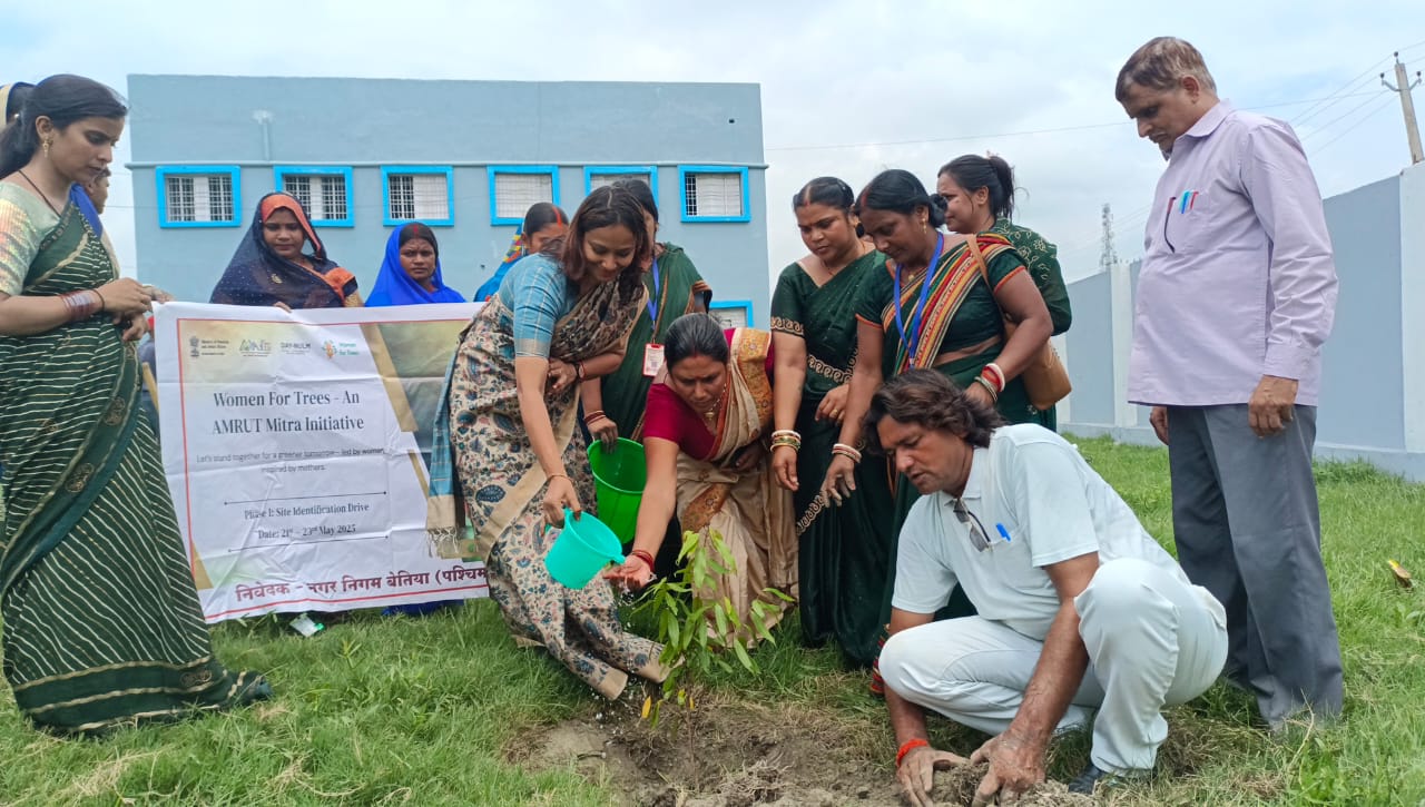 एक पेड़ मां के नाम अभियान के तहत नगर निगम के नव अधिग्रहित क्षेत्र में दल बल सहित पहुंचीं महापौर