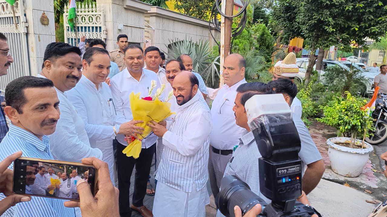 उच्च शिक्षामंत्री योगेंद्र उपाध्याय का फोनरवा अध्यक्ष योगेंद्र शर्मा के यहां रात्रि भोज