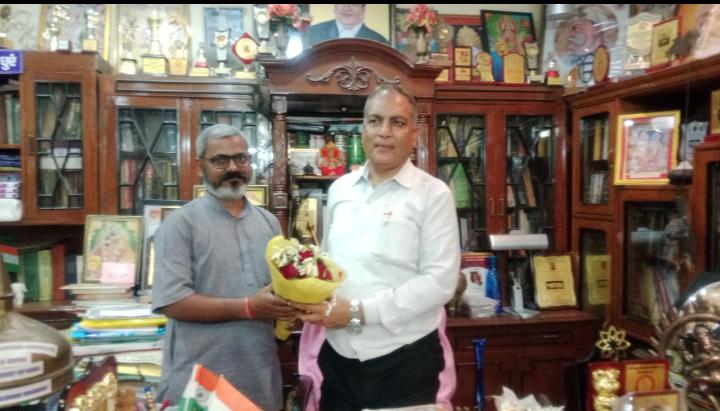 फर्जी मुकदमों के खिलाफ मोर्चा – सुप्रीम कोर्ट अधिवक्ता डॉ. ए.पी. सिंह से मिले संपादक राजीव शुक्ला