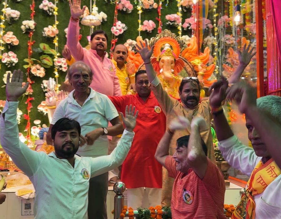 गणेश चौथ महोत्सव समिति द्वारा गणपति की स्थापना की गई