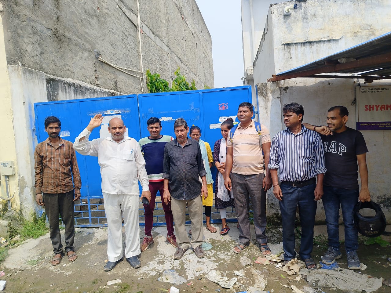 श्याम प्लास्टिक में नारों के साथ कर्मचारियों ने कम्पनी पर किया प्रदर्शन