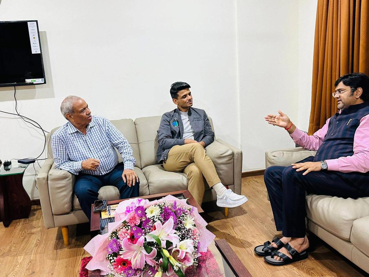 अंतरिक्ष में जाने वाले शुभांशु शुक्ला से विधायक ने की मुलाकात