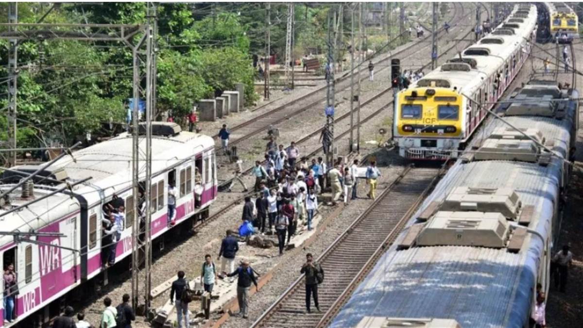भारी बारिश के बीच CSMT से ठाणे के बीच लोकल ट्रेन सेवाएं स्थगित, महाराष्ट्र में अब तक 12 लोगों की मौत