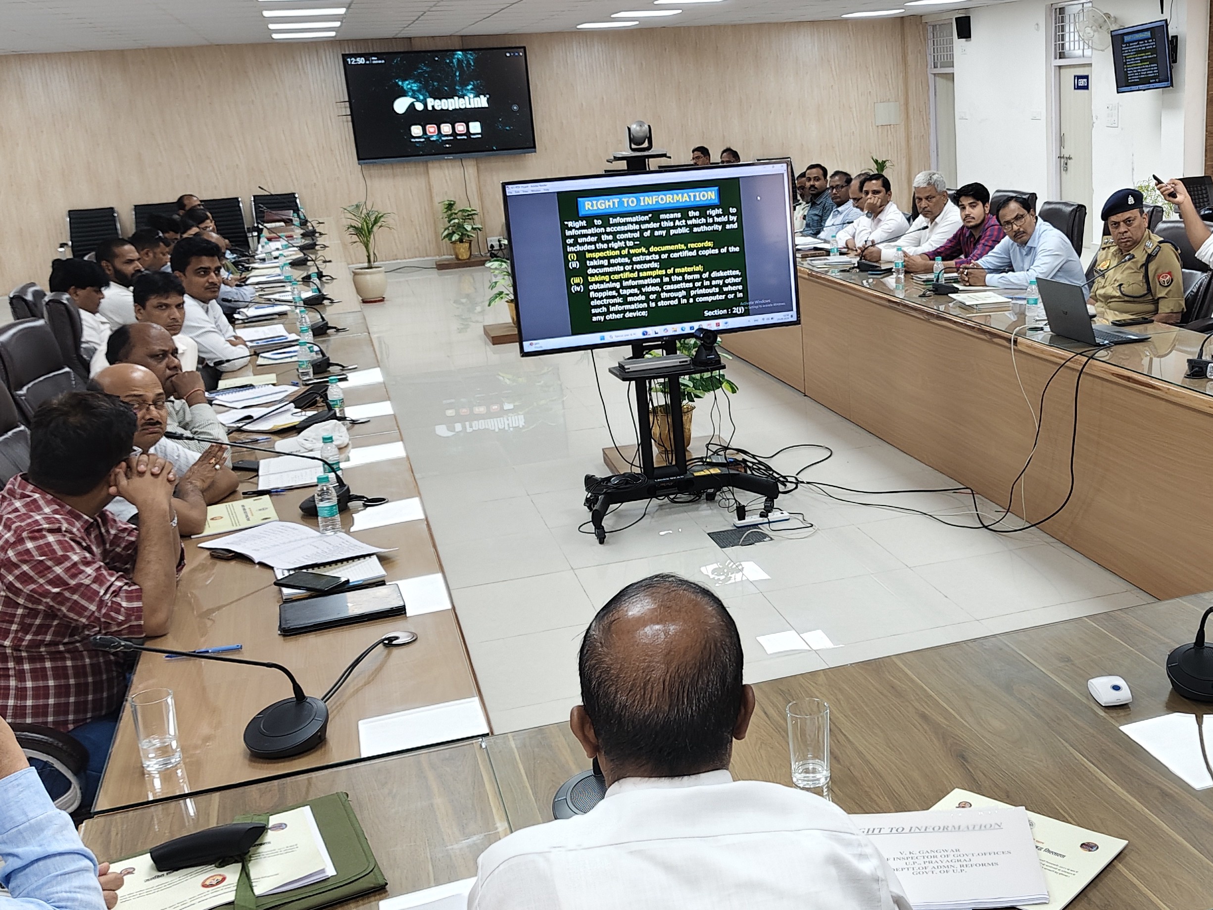 उत्तर प्रदेश जनहित गारंटी कानून बोर्ड को कार्यालय के बाहर लगाने की मांग