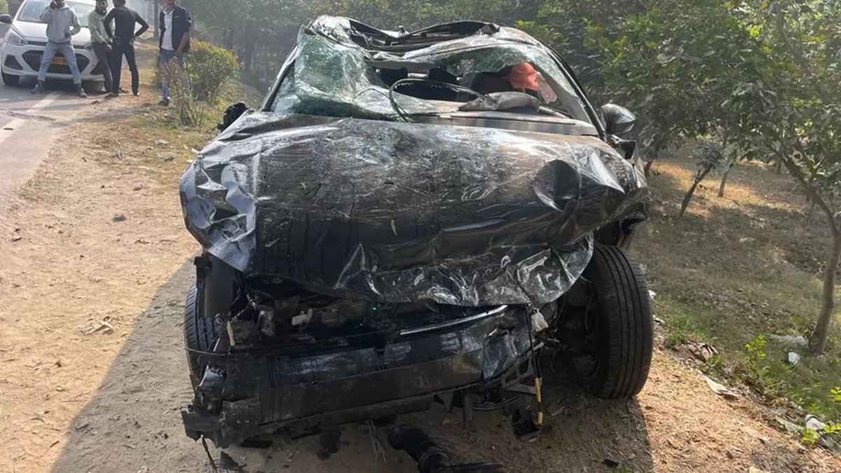 बाइक सवार लड़कों की बैगनार कार से टक्कर लगने पर दर्दनाक मौत