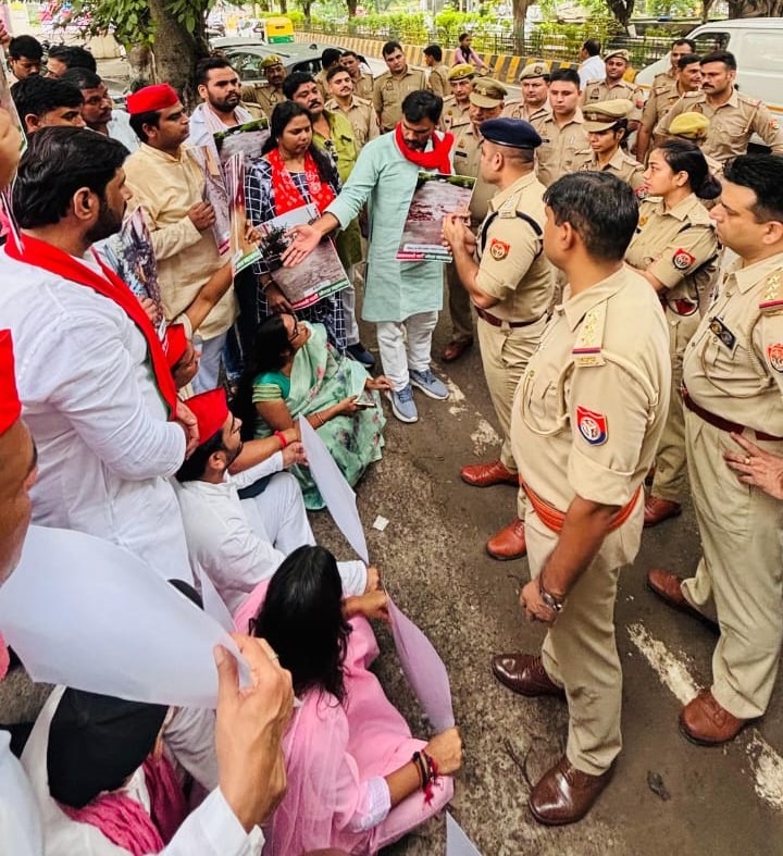 मुख्यमंत्री से मिलने की मांग को लेकर, सपा नोएडा महानगर संगठन के कई नेताओं को किया गया नजर बंद
