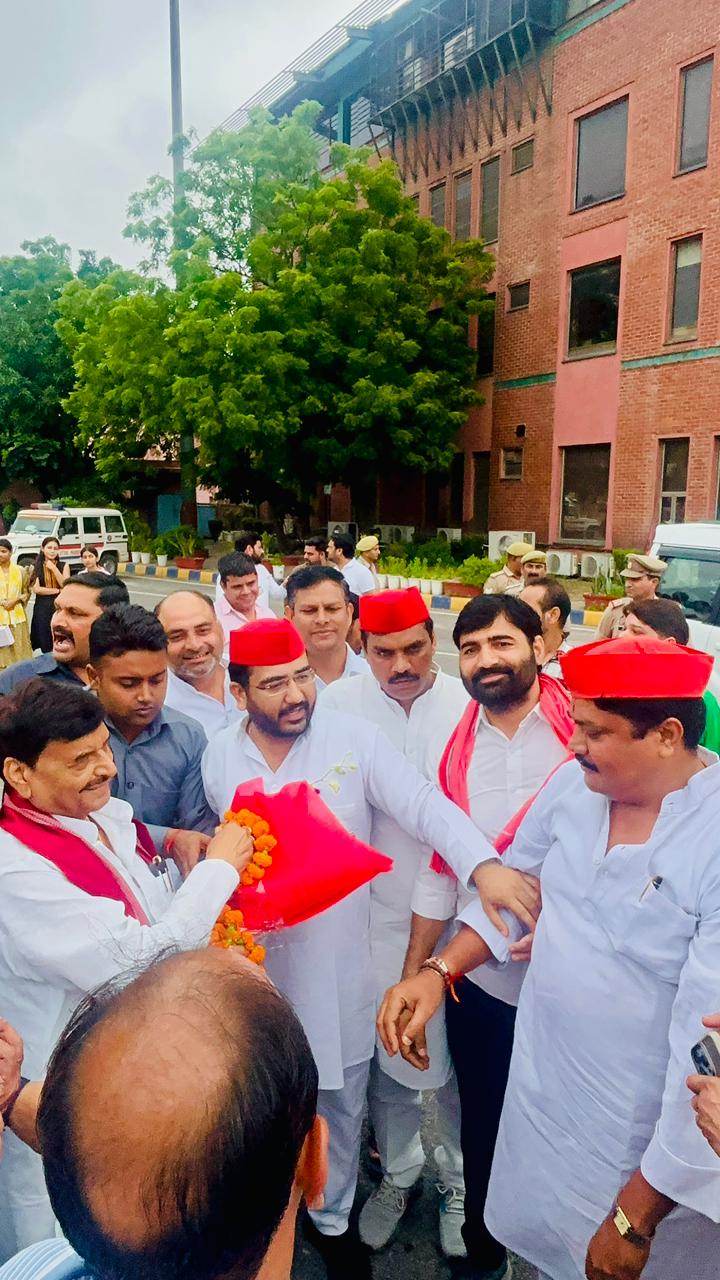 नोएडा पहुंचने पर ,डीएनडी फ्लाईओवर पर समाजवादी पार्टी के राष्ट्रीय महासचिव शिवपाल यादव का सपा नोएडा महानगर ने किया भव्य स्वागत