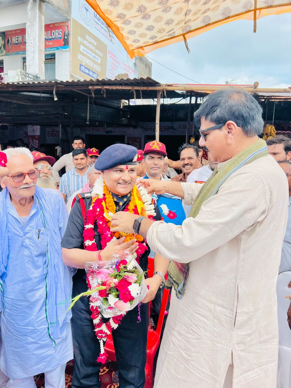 “जेवर विधायक धीरेन्द्र सिंह ने सूबेदार मेजर उदयपाल सिंह भाटी को दी सेवानिवृत्ति पर शुभकामनाएं”