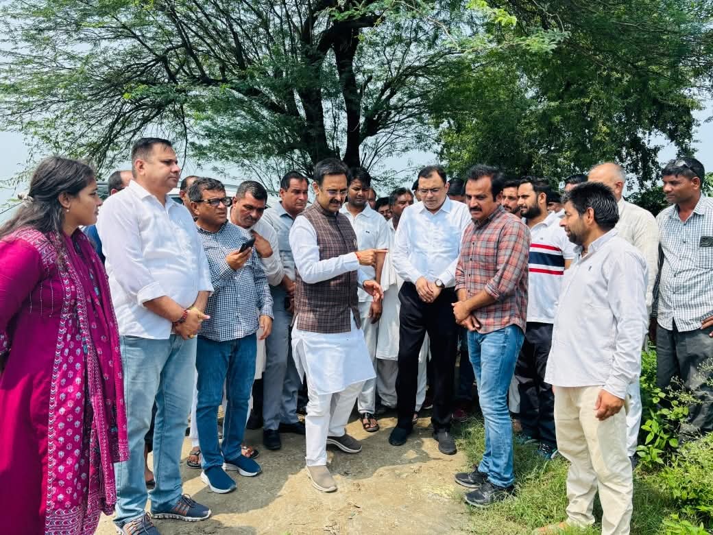 विधानसभा अध्यक्ष हरविन्द्र कल्याण ने गांव ढाकवाला गुजरान और लालूपुरा में यमुना तटबंधों का किया दौरा
