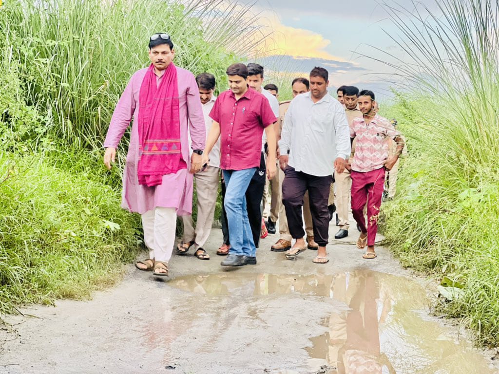 “जेवर विधायक श्री धीरेन्द्र सिंह ने बाढ़ प्रभावित क्षेत्रों का किया दौरा”