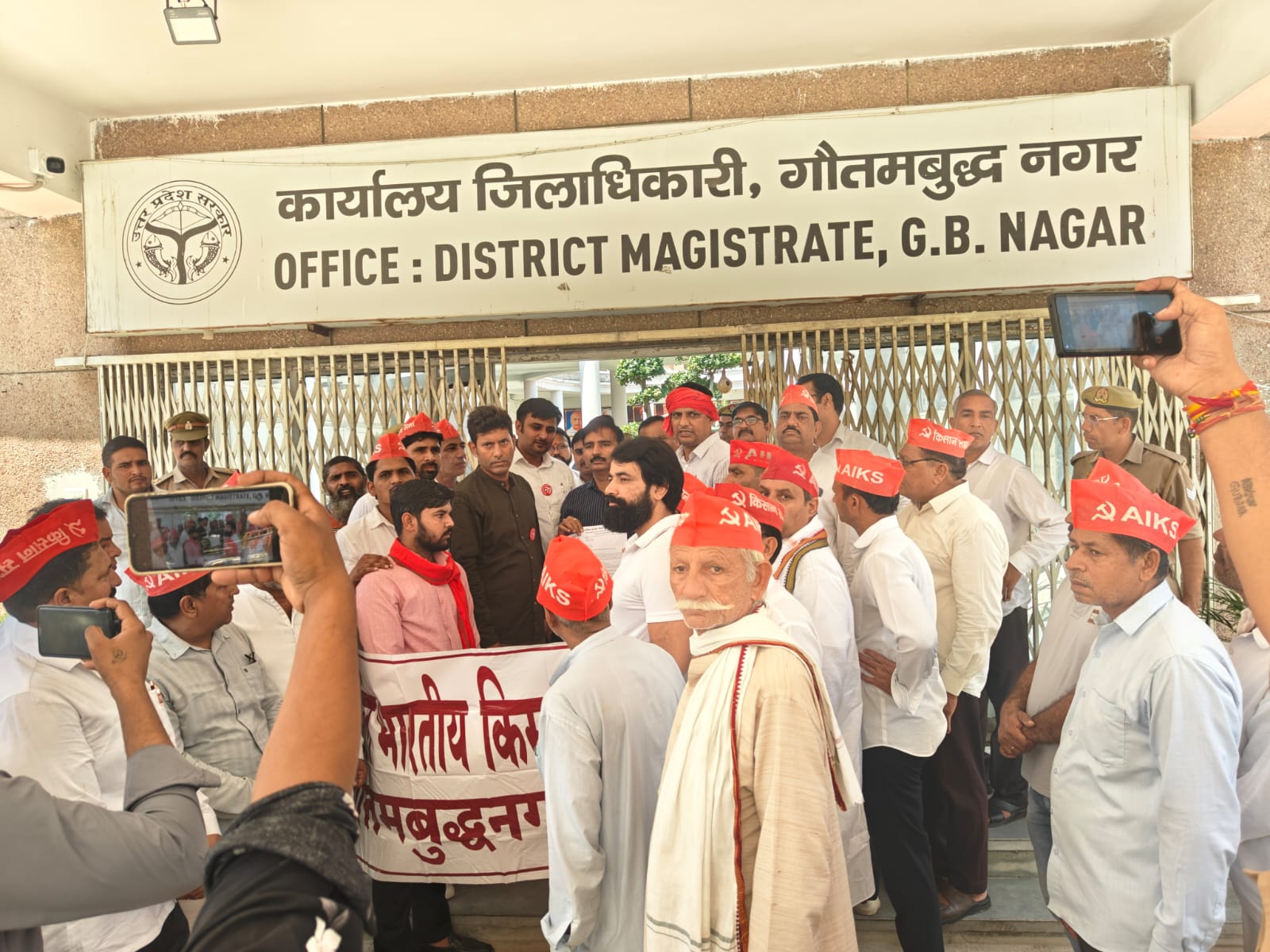 बाढ़ प्रभावित क्षेत्रों के लिए विशेष पैकेज की मांग को लेकर पीएम को संबोधित दिया ज्ञापन