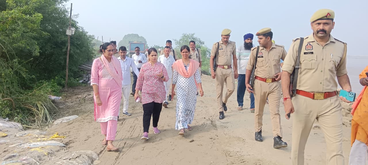 *तटबंध को सुरक्षित रखने के लिए जिला प्रशासन द्वारा सभी आवश्यक उपाय एवं प्रयास युद्ध स्तर पर किए जा रहे हैं। डी एम