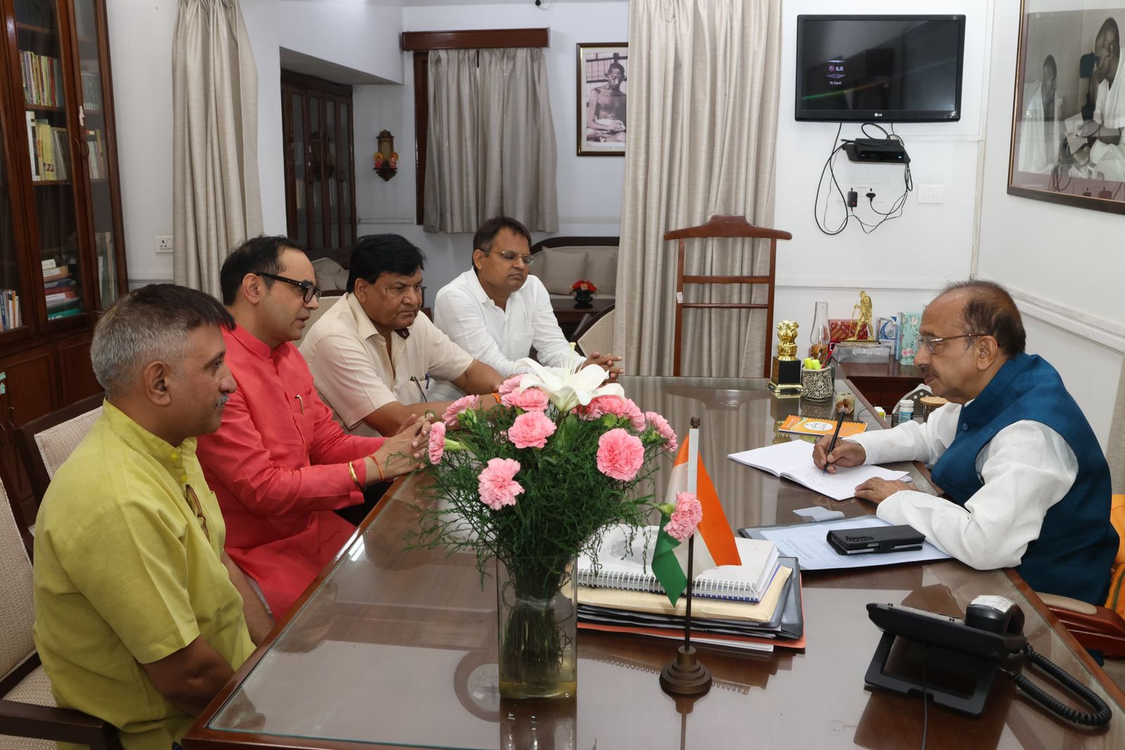 नोएडा शहर में कुत्तों की समस्या पर फोनरवा टीम पूर्व केंद्रीय मंत्री विजय गोयल से की मुलाकात