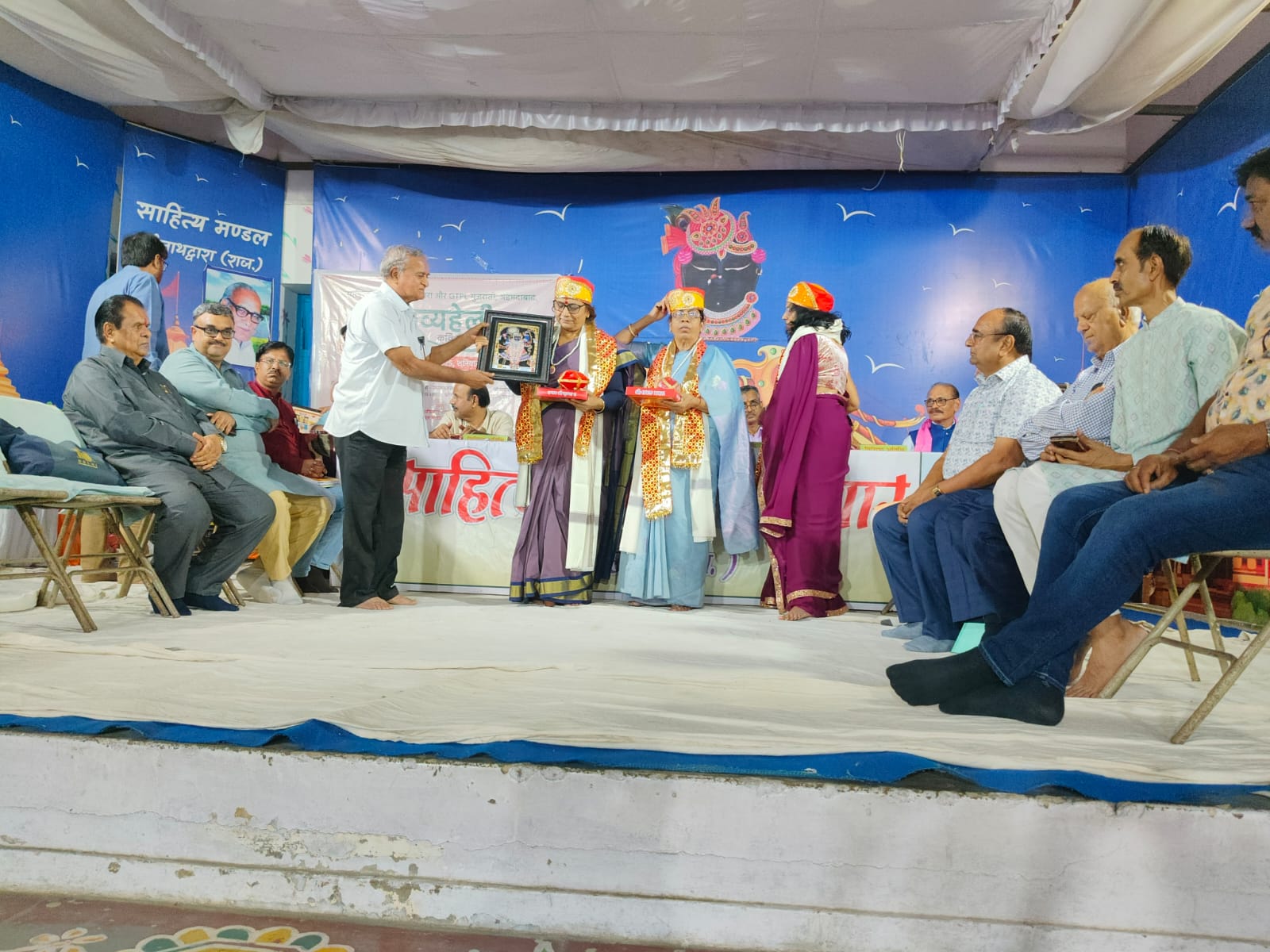 साहित्य मण्डल*श्री नाथ द्वारा *काव्य शिरोमणि सम्मान पुष्पा सिंह विसेन को