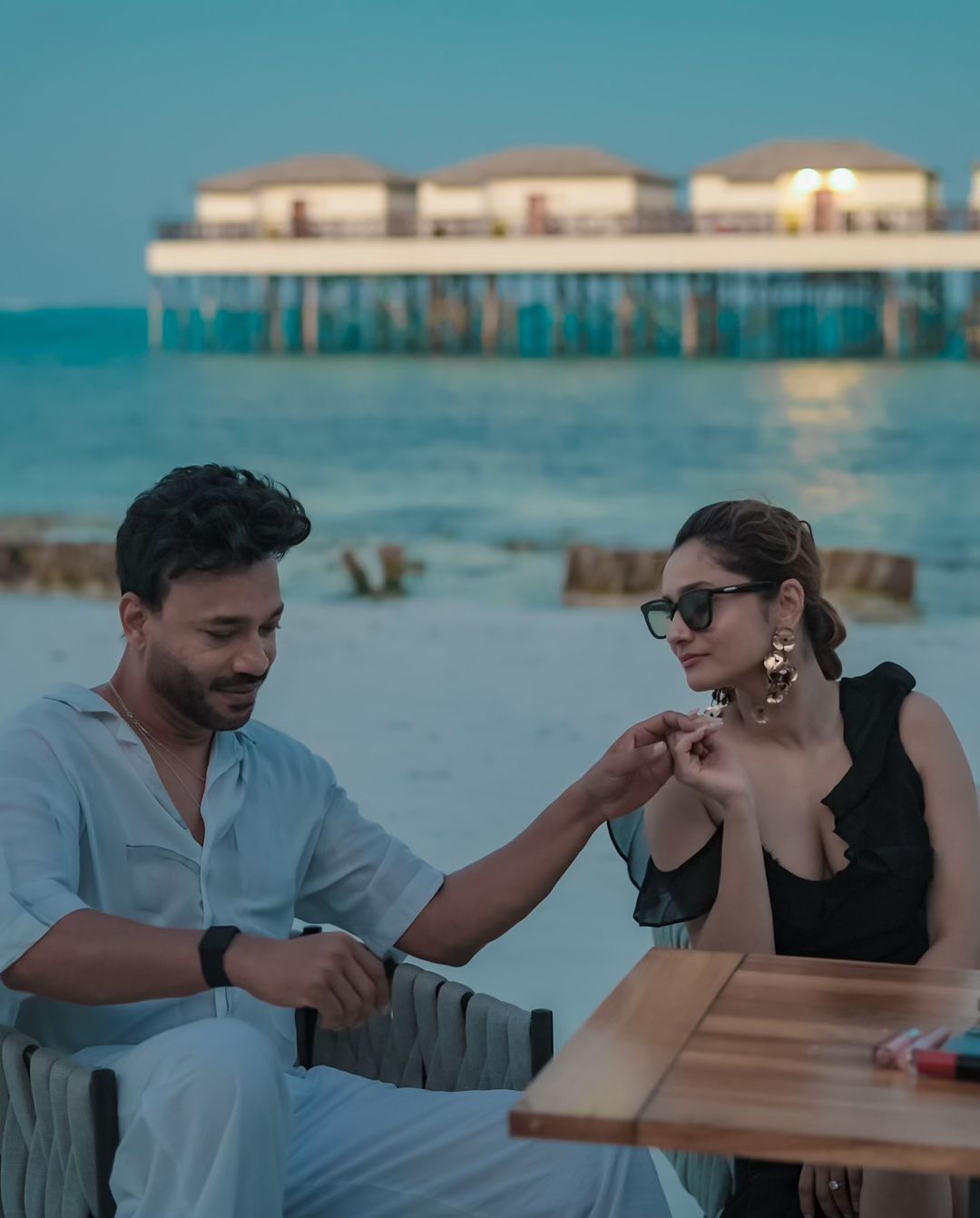 अंकिता लोखंडे ने पति विक्की जैन संग शेयर कीं दिलकश रोमांटिक तस्वीरें