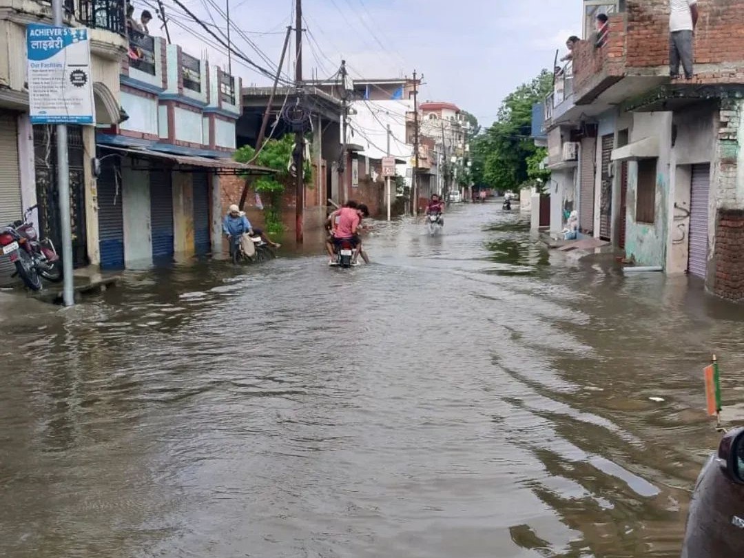 बाढ़, बारिश और नदियों में उफान, शहर से गांव तक जलमग्न…