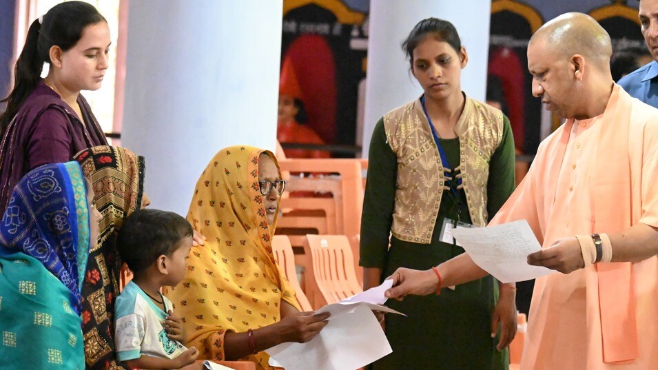 योगी आदित्यनाथ की संवेदनशीलता: जनता दर्शन में बुजुर्ग मां की पुकार पर तत्काल कार्रवाई