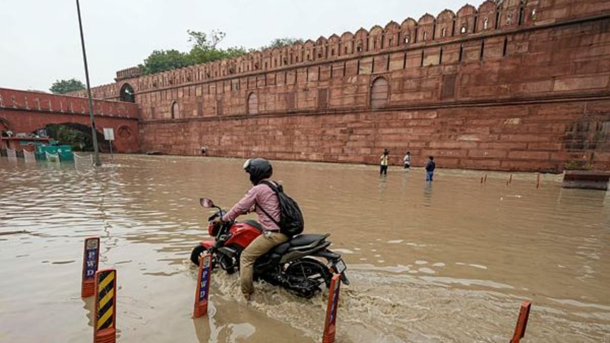 नदी में कॉलोनियां या कॉलोनी में नदी?