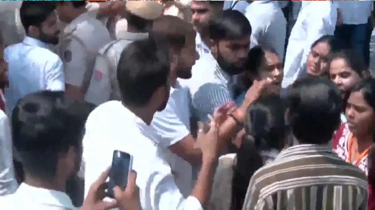 दिल्ली यूनिवर्सिटी छात्र संघ (DUSU) चुनाव प्रचार के दौरान झड़प: ABVP और NSUI के बीच भिड़ंत