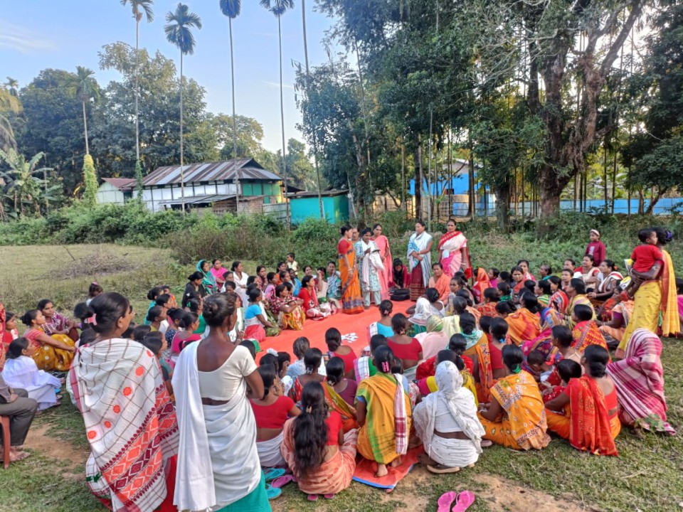 परंपराओं से कटाव और समाज का विघटन