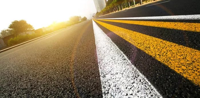 सड़क पर कफ़न बुनती सफ़ेद लाइट