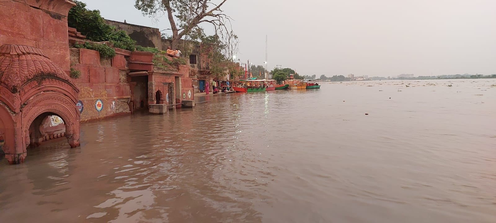 मथुरा में खतरे के निशान के पार पहुंची यमुना, कई गांवों का कटा संपर्क, नाव संचालन पर लगी रोक