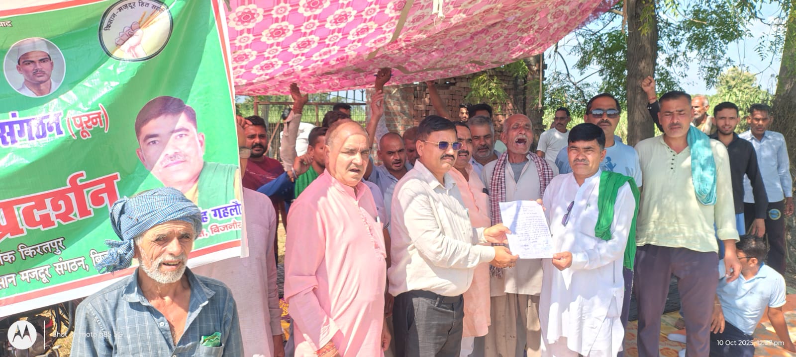 किसानों ने बीडीओ को दिया ज्ञापन, समस्या से कराया अवगत 