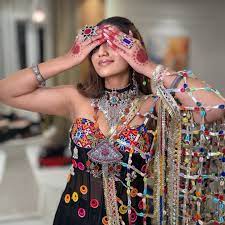 करोड़ों की मालकिन अक्षरा सिंह कहां से ज्यादा पैसा कमाती हैं? फिल्मों से या स्टेज शो से?