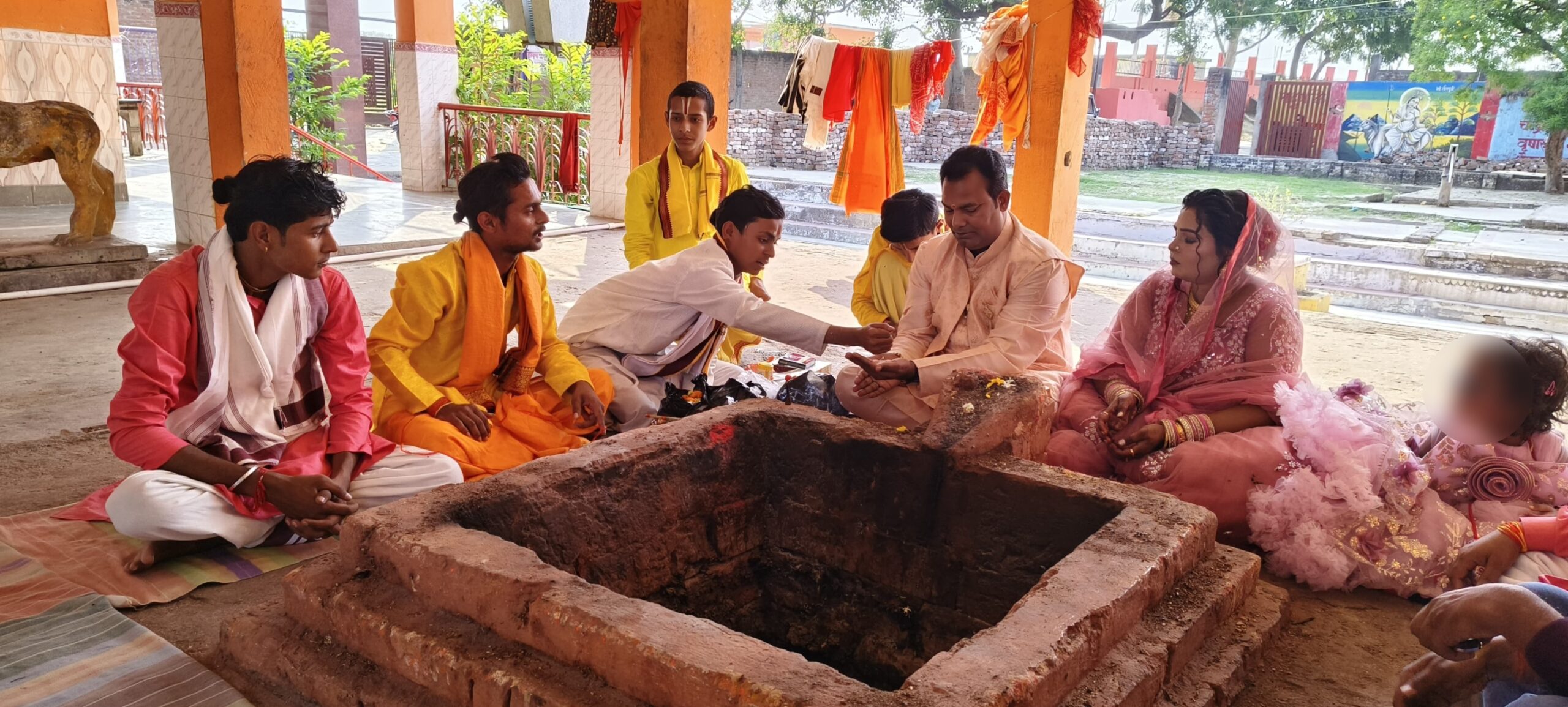 कौशांबी में मुस्लिम परिवार ने अपनाया हिंदू धर्म… मेहंदी अली बने ‘अनुज प्रताप’ तो सायमा बनीं ‘सौम्या’