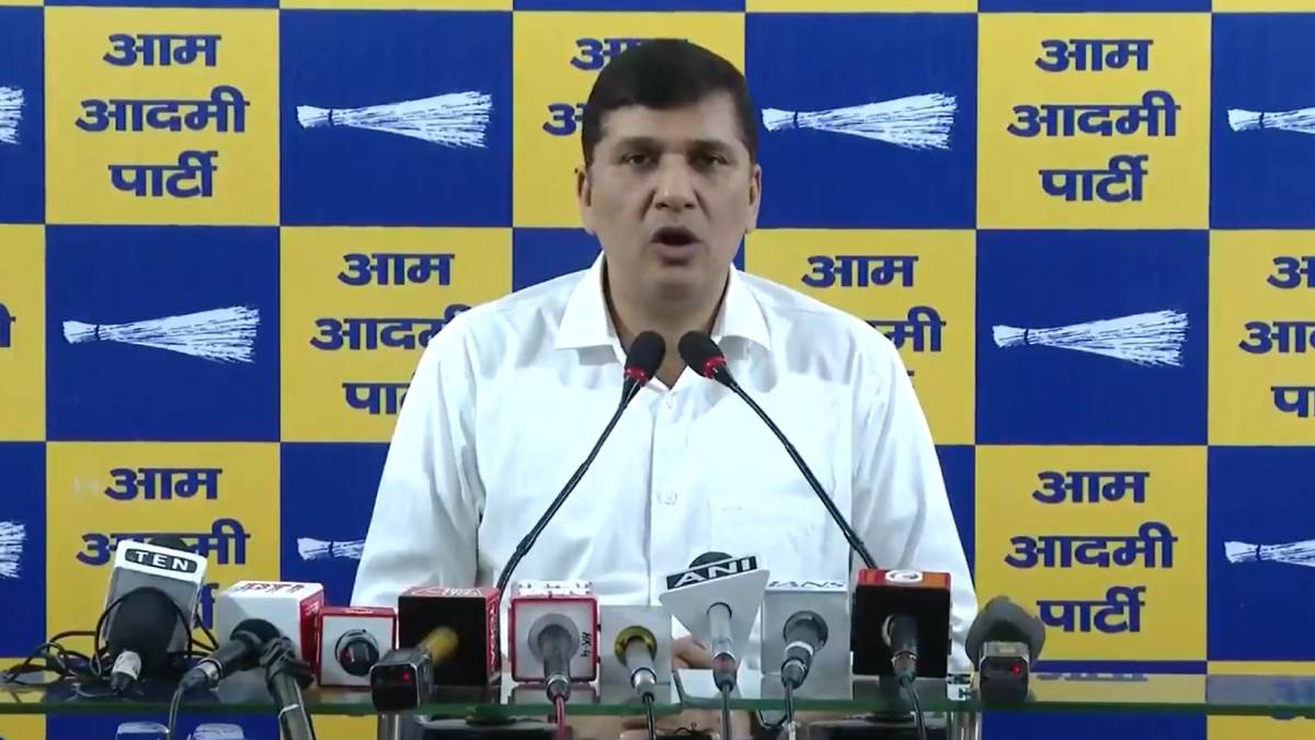 दिल्ली के प्रदूषण पर भिड़ीं BJP और AAP, मंत्री सिरसा ने लगाए गंभीर आरोप तो सौरभ भारद्वाज ने बताया ‘अनपढ़’