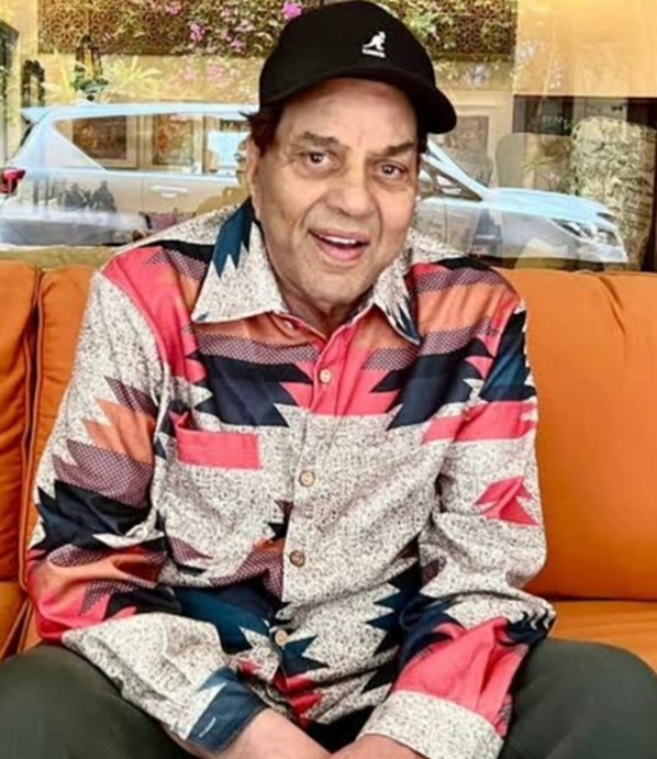 धर्मेंद्र की अच्छी सेहत के लिए अजमेर दरगाह में पढ़ी गई दुआ, बॉलीवुड के ‘ही-मैन’ की तस्वीर के साथ प्रार्थना