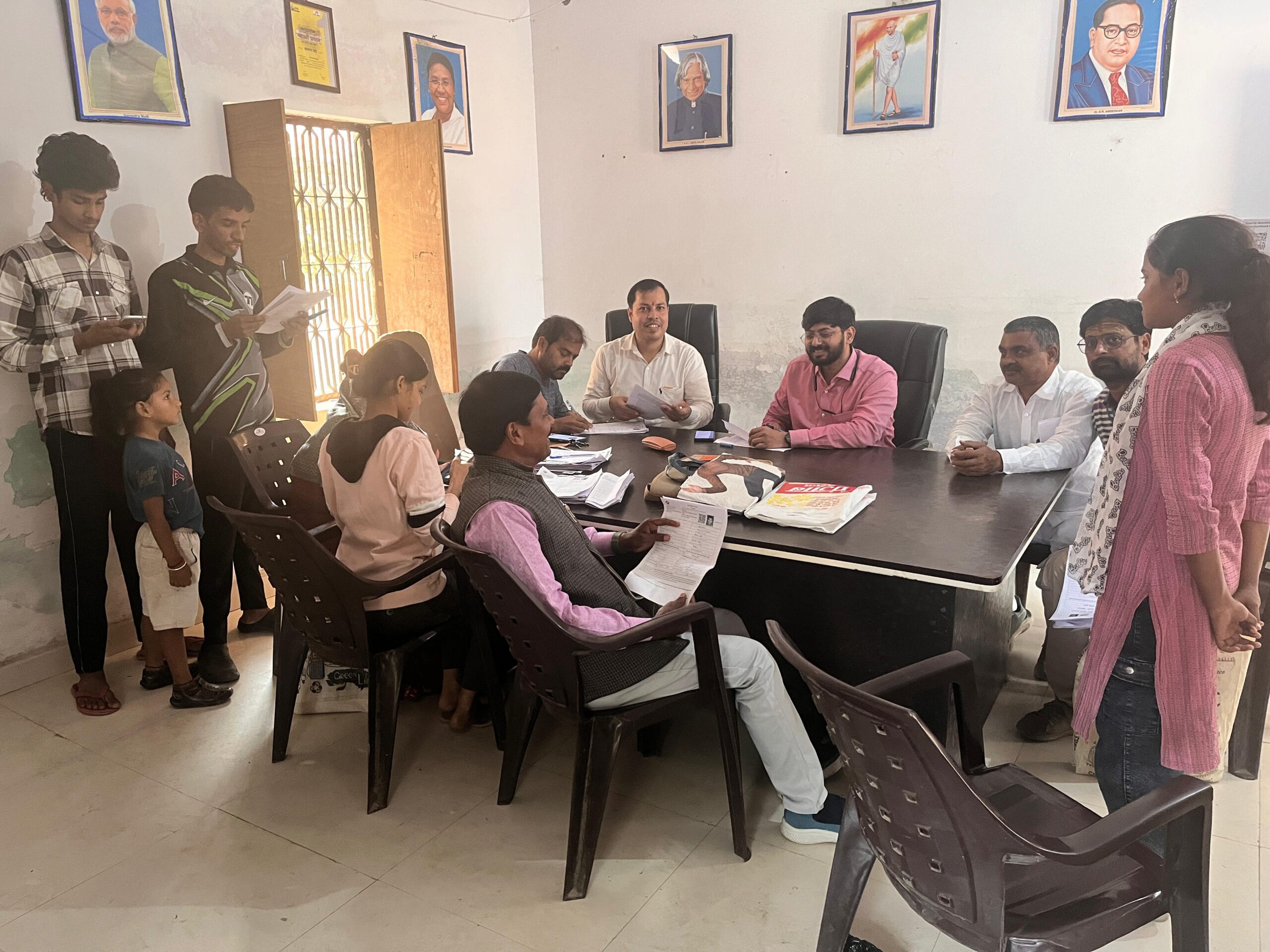 विशेष गहन पुनरीक्षण (SIR) में BLOs की परेशानियां : घर-परिवार छोड़ रात-रात भर जागकर काम