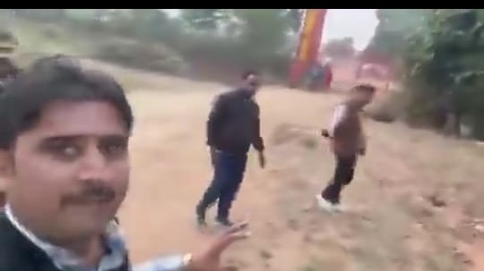 बीमार होती और मरती गायों की वीडियो बना रहे पत्रकार को दौड़ाने पर क्यों नहीं जा जाग रहा हिन्दुओं के ठेकेदारों का जमीर?