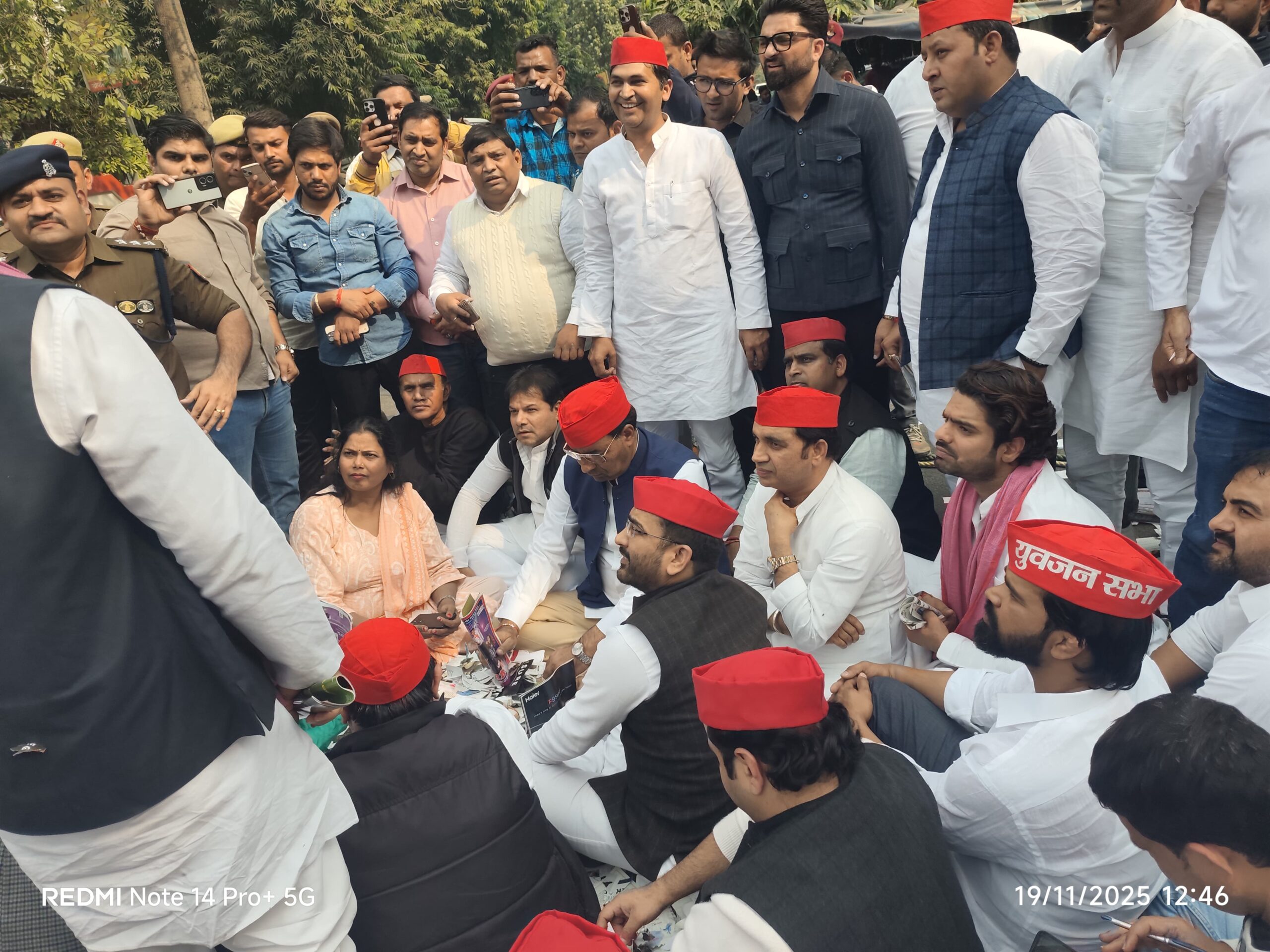 इंडिया टुडे ऑफिस पर सपा कार्यकर्ताओं का प्रदर्शन