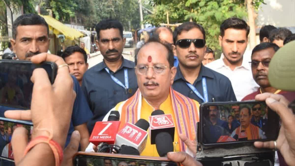 यह विरोध है या फिर राजनीति ? डिप्टी सीएम के काफिले पर फेंकी गई चप्पलें, जूतें और गोबर!