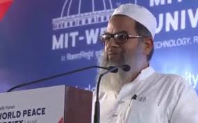 मौलाना महमूद मदनी, जो जमीयत उलेमा-ए-हिंद के अध्यक्ष हैं, ने हाल ही में ‘जिहाद’ शब्द पर दिए गए अपने बयान पर कायम रहने का ऐलान किया है। उन्होंने कहा, “हमें मुसलमान ही रहने दो, जो कहा वो…” और स्पष्ट किया कि उनके बयान में कोई ऐसा शब्द नहीं है जिसे वापस लिया जाए। उन्होंने जोर देकर कहा कि उन्होंने बिल्कुल सही बात कही है और आगे भी यही कहते रहेंगे। मूल बयान का संदर्भ मौलाना मदनी का यह बयान केंद्र सरकार की आलोचना से जुड़ा है। उन्होंने कहा था कि जो लोग फसाद (दंगे) और बम धमाके करते हैं, उनके खिलाफ पिछले 30 सालों से हम ‘धर्म युद्ध’ (जिहाद) लड़ रहे हैं। हम फसाद के खिलाफ लगातार आवाज उठाते आ रहे हैं, लेकिन कोई यह नहीं देख रहा कि वे फसादी हैं और हम जिहादी। उनका मतलब था कि असल जिहाद अन्याय और जुल्म के खिलाफ बोलना है, न कि हिंसा को बढ़ावा देना। उन्होंने केंद्र पर आरोप लगाया कि हर नकारात्मक चीज को ‘जिहाद’ का नाम देकर इस्लाम के खिलाफ माहौल बनाने की कोशिश की जा रही है। हालिया प्रतिक्रिया आज (2 दिसंबर 2025) को दिए बयान में मौलाना मदनी ने कहा, “मैंने कुछ भी गलत नहीं कहा।” उन्होंने वंदे मातरम विवाद का भी जिक्र किया, जहां उन्होंने कहा कि किसी पर जबरदस्ती नहीं की जा सकती। “हम ईश्वरवादी हैं, लेकिन हर चीज के आगे सिर झुकाना हमारा अकीदा नहीं। हमें मुसलमान ही रहने दीजिए।” सुप्रीम कोर्ट के फैसले पर भी उन्होंने अपनी कम्युनिटी की चिंता जताई, कहा कि अगर वे अपनी कौम की बात न करें तो कौन करेगा?