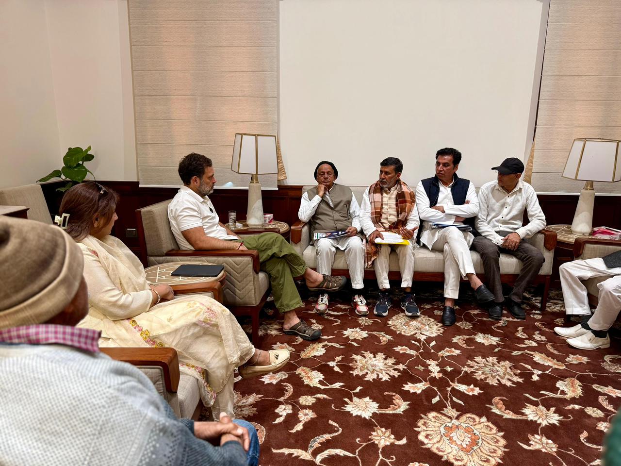 दिल्ली देहात के किसानों ने 12 वर्षों के अन्याय पर नेता प्रतिपक्ष राहुल गांधी को सौंपा विस्तृत ज्ञापन — लैंड पूलिंग नीति की अवैध शर्तें तुरंत हटाने की मांग