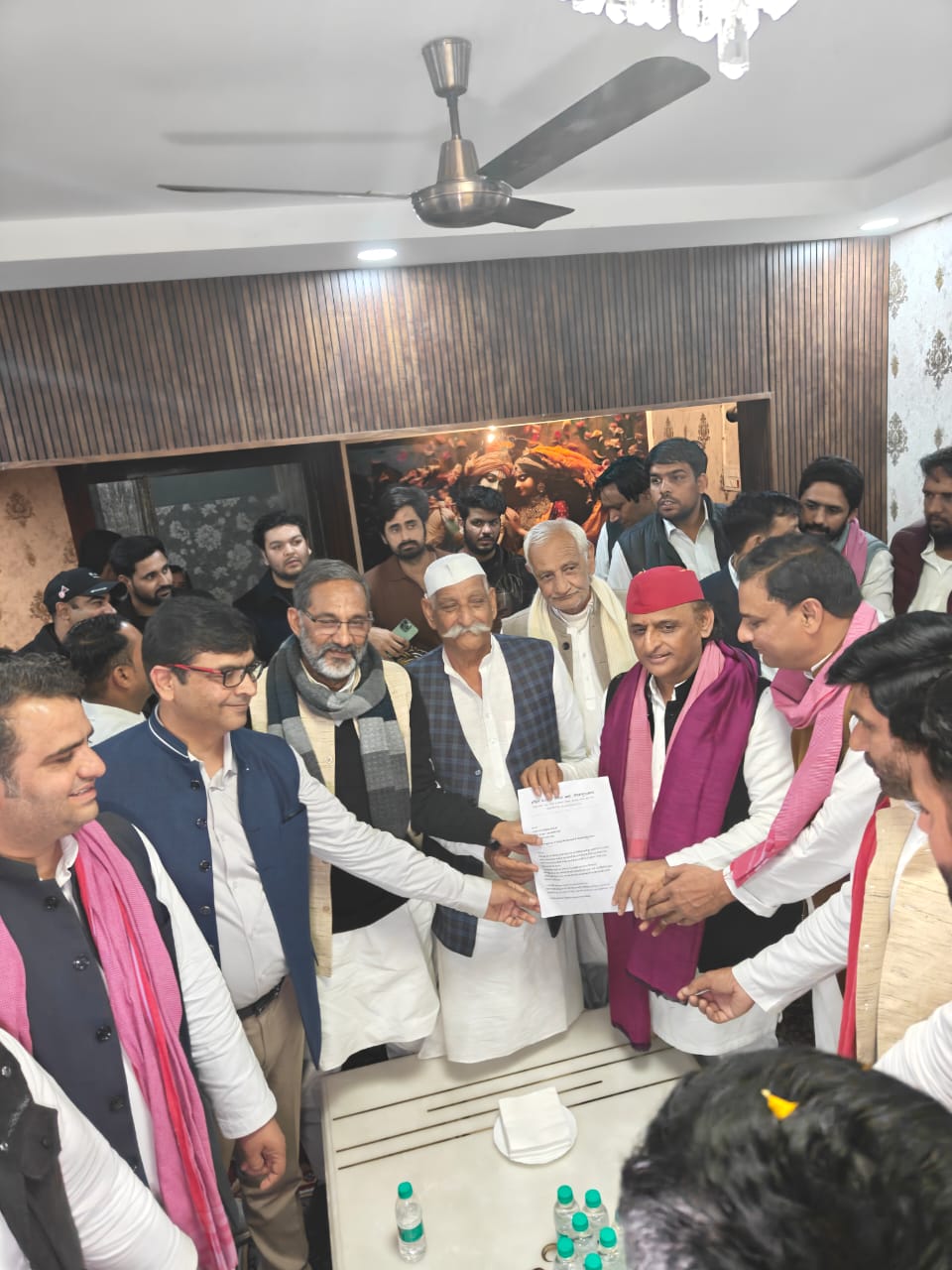 बिसरख गांव में किसान सभा ने पूर्व मुख्यमंत्री अखिलेश यादव को गौतम बुद्ध नगर के किसानों की समस्याओं के संबंध में ज्ञापन सौंपा